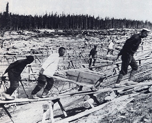 1932. Forzati al lavoro nel cantiere del canale Mar Bianco-Mar Baltico