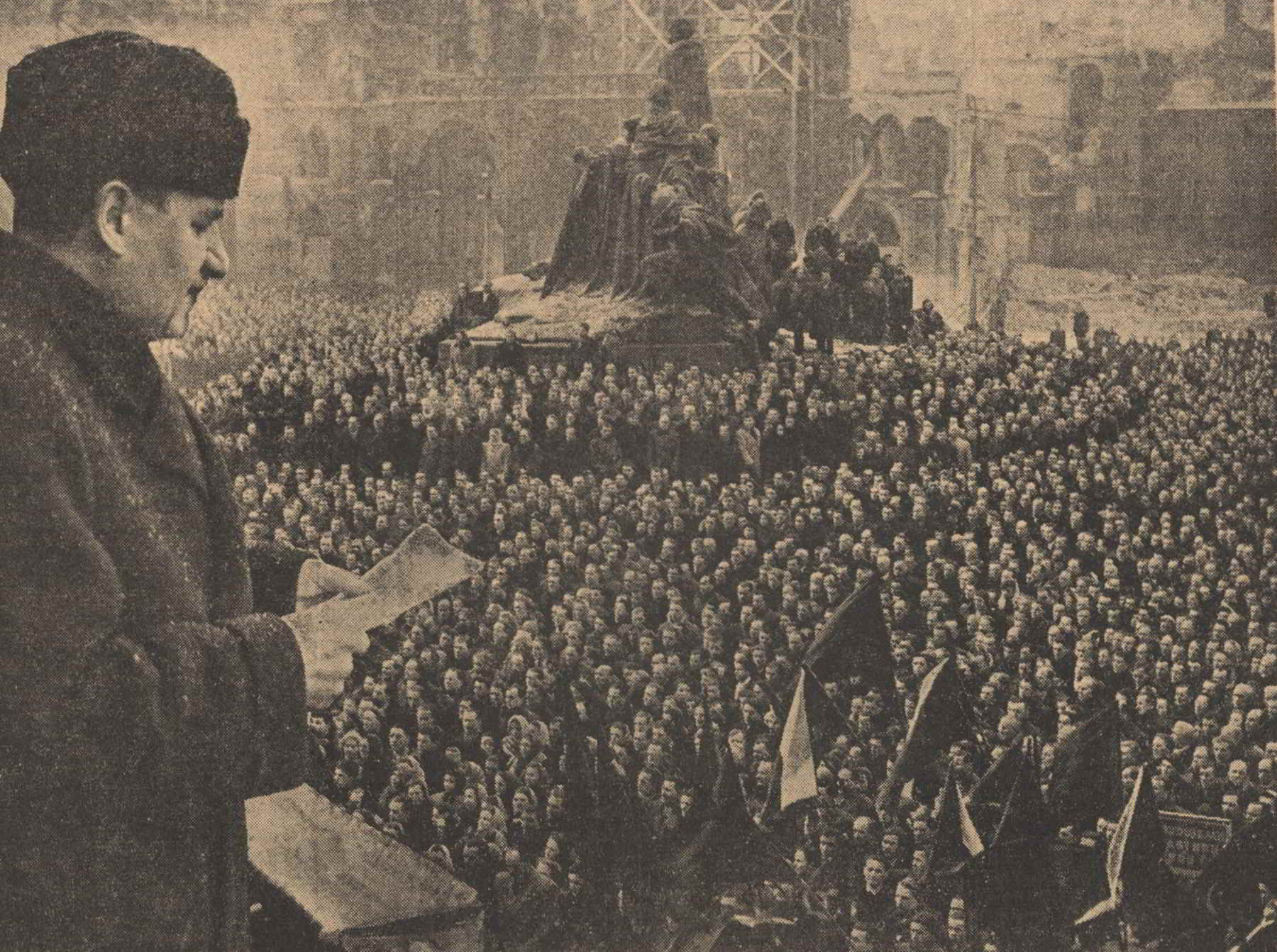 Klement Gottwald durante la manifestazione comunista del 21 febbraio 1948