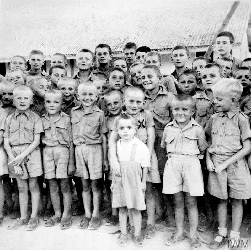 Un gruppo di ragazzini polacchi nel campo di Balachadi, India