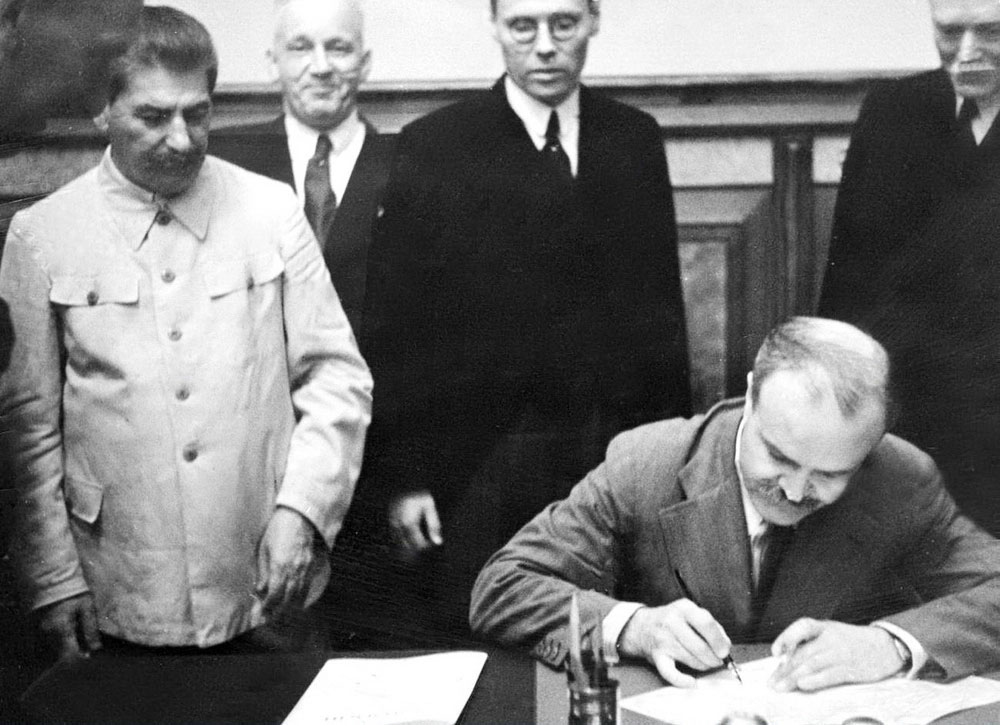Molotov firma il patto tedesco-sovietico.