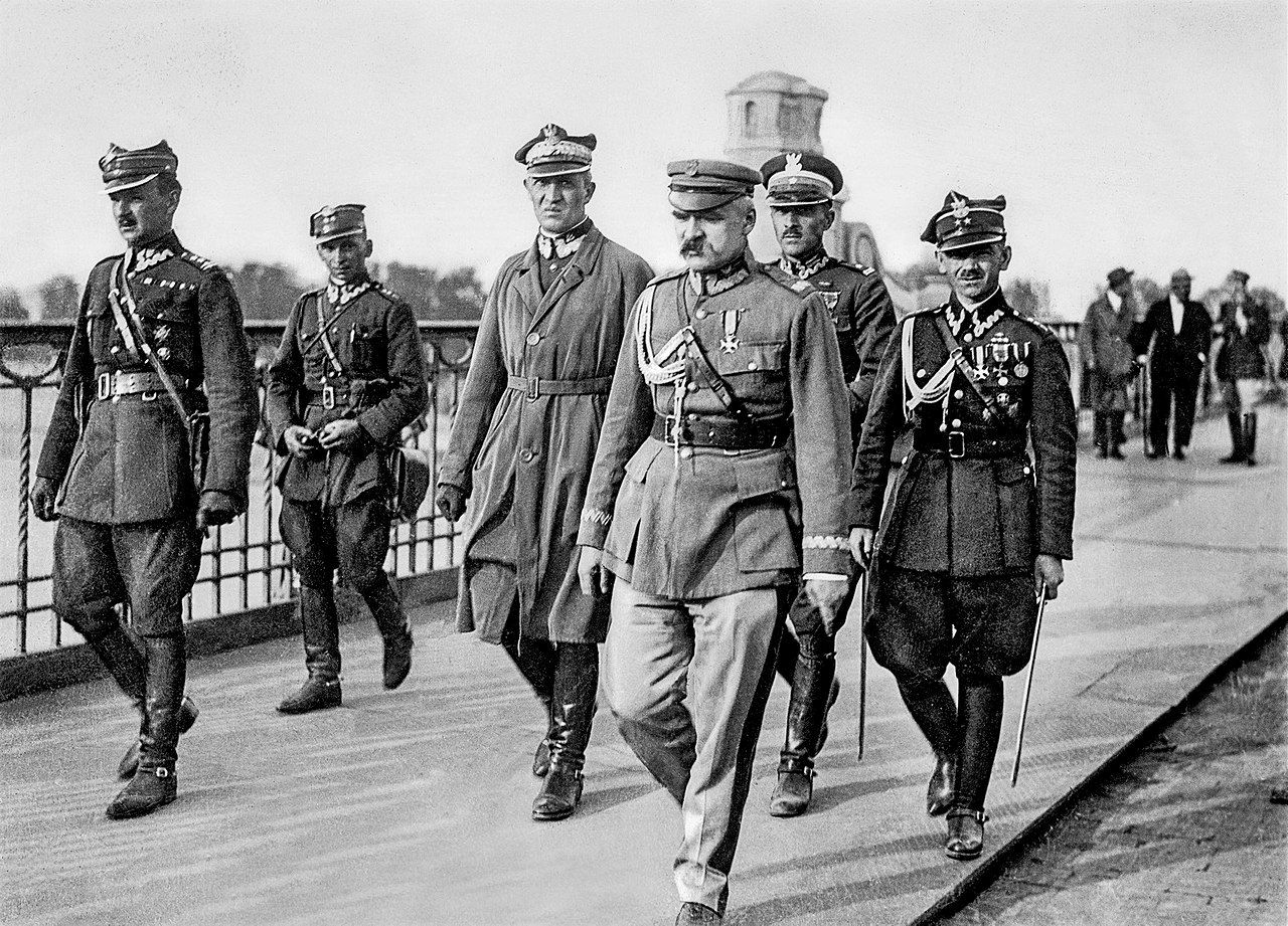 Il Maresciallo Pilsudski con alcuni ufficiali a lui fedeli.