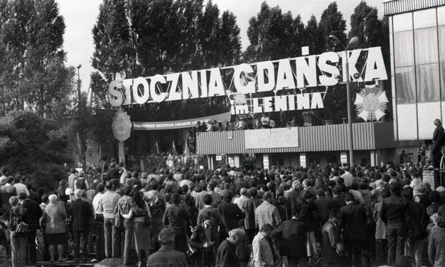 Abitanti di Danzica davanti al cancello principale del cantiere navale Lenin, durante lo sciopero, agosto 1980