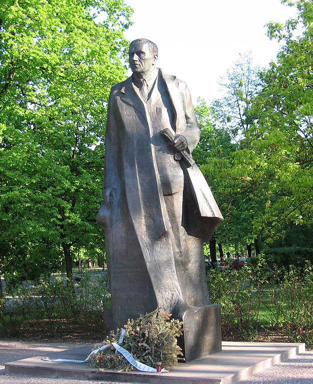 Monumento a Roman Dmowski a Varsavia.