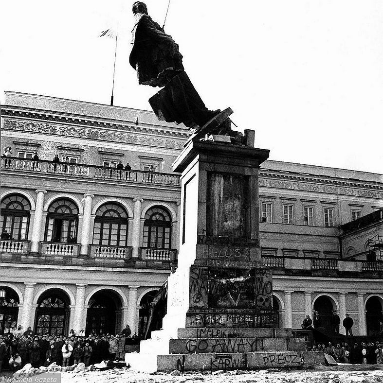 Varsavia, 17 novembre 1989, viene abbattuto il monumento a Feliks Dzerzhinskij