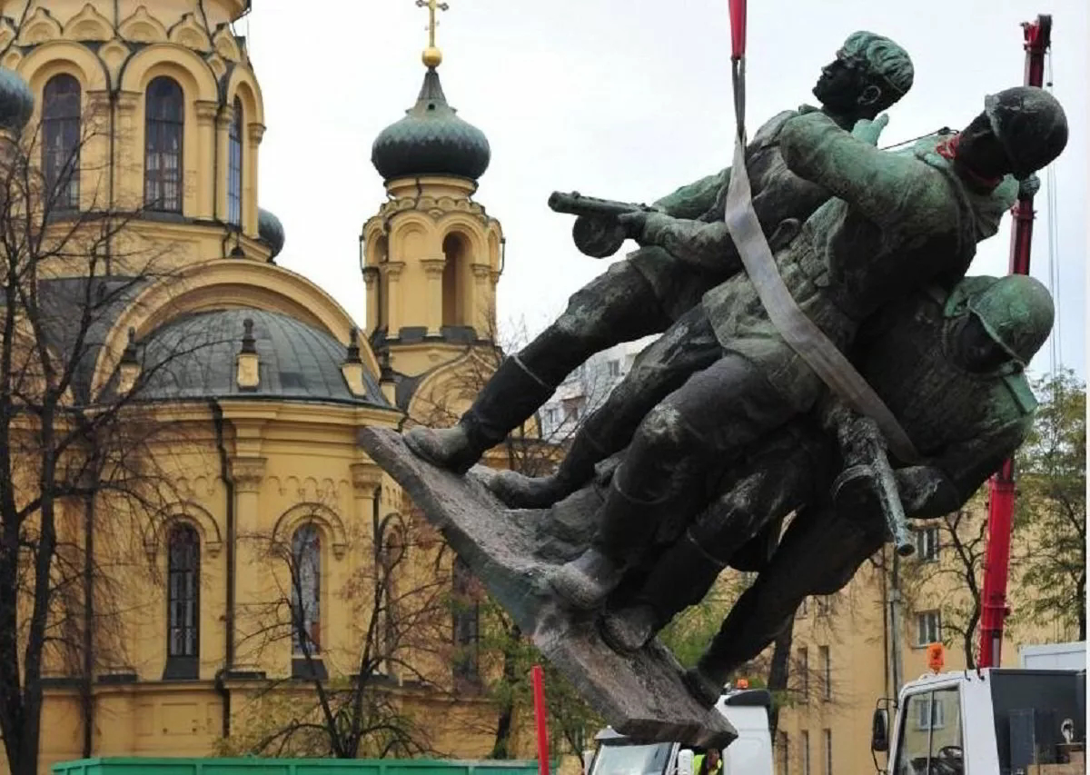 7. Rimozione del <em>Monumento alla fratellanza d’armi sovietico-polacca</em>.