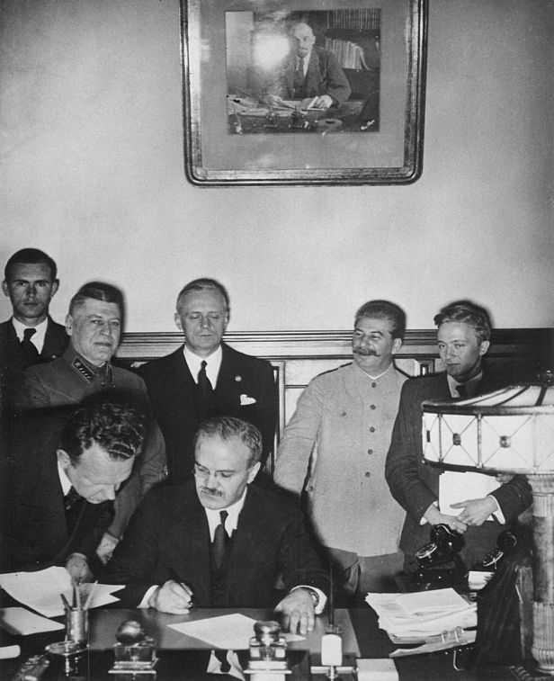 Molotov firma il trattato del 28 settembre