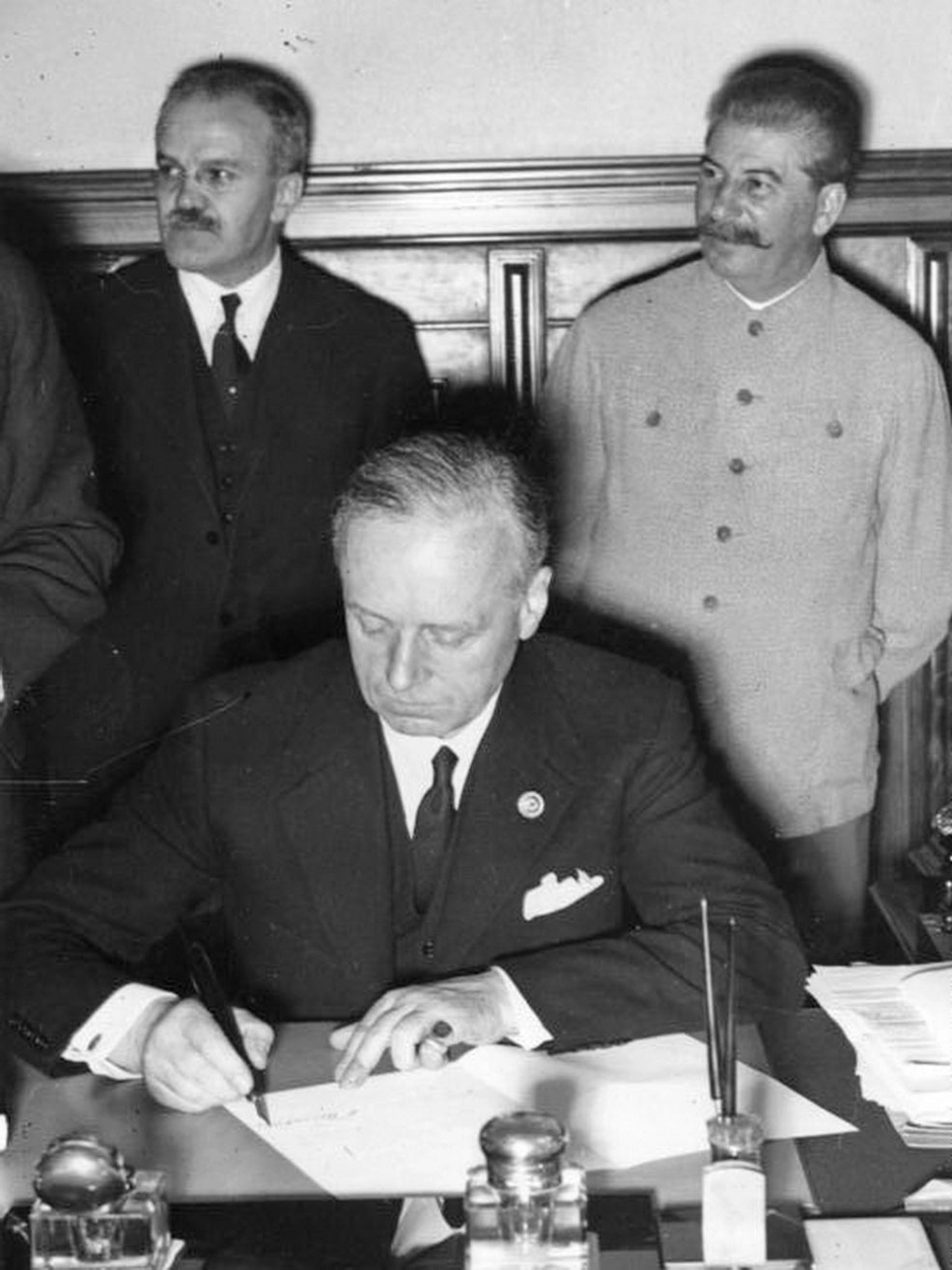 Ribbentrop firma il trattato del 28 settembre.