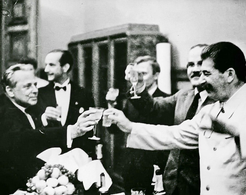 Stalin brinda col fotografo di Hitler Heinrich Hoffmann dopo la firma del patto del 23 agosto