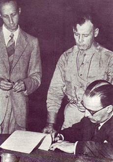 Il generale Castellano firma l’armistizio tra l’Italia e gli Alleati