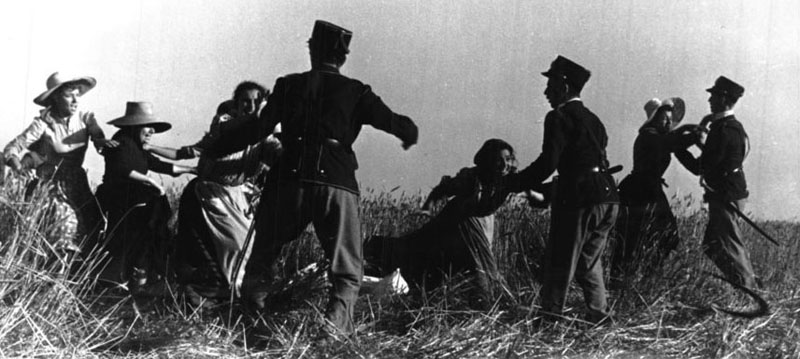 Sequenza del Film Il mulino del Po, le donne affrontano i soldati